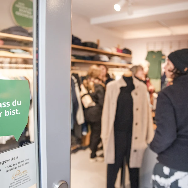 Im Weltladen faire Produkte kaufen